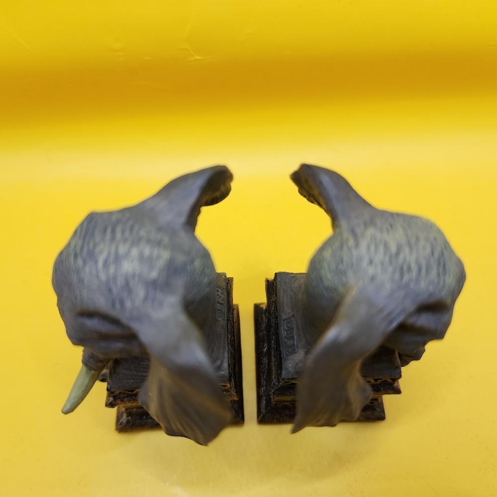 2 Wild Animals of Africa Elephants Brown Black Chess Pieces Ben Homer 2002 - Picture 7 of 9